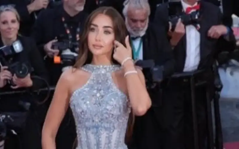 هنا الزاهد تخطف الأنظار بإطلالة زرقاء أنيقة فى مهرجان كان السينمائي